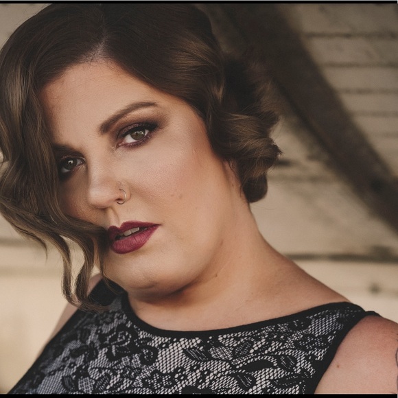 Meet your Posher, Elece - Picture 2 of 4